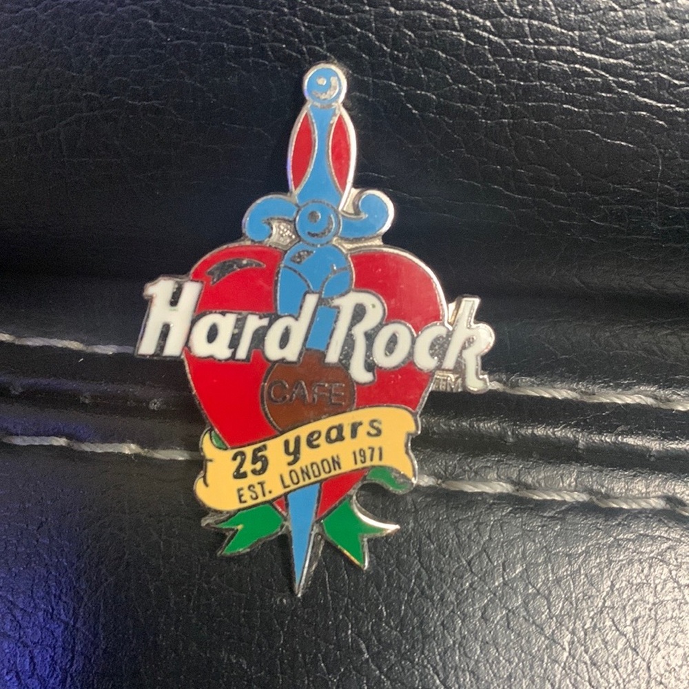 London Hard Rock Cafe 25 Years Pin / Pinback
